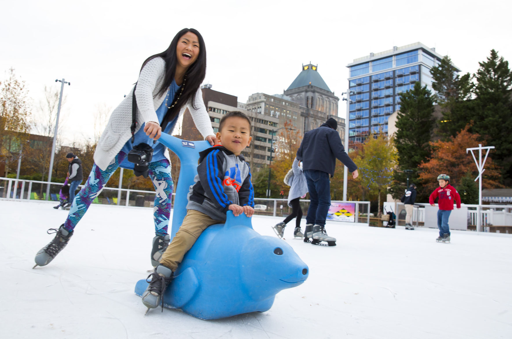 20161129g_nws_skating standalone_seal mom
